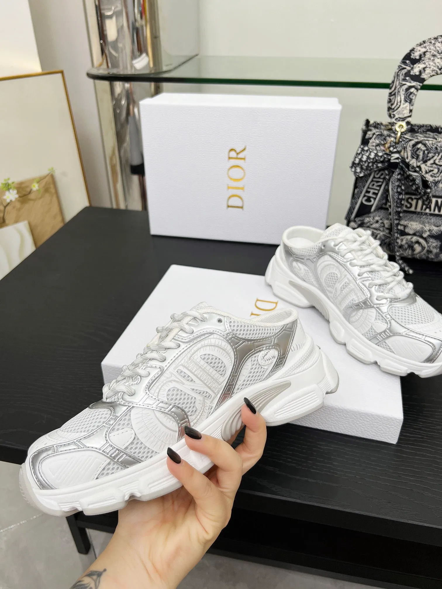 p560🐮🐮This Dior Chrono sports half slipper reinterprets running shoes with Dior's haute couture style. Gray mesh fabric is paired with tonal suede calfskin panels, the CD logo on the side, the star patch on the tongue and the Dior logo on the heel, all in classic fine detail. Featuring two-tone laces and a lightweight sole with star graphics, they can be worn year-round. Size: Women’s size 35-41 (35/42 can be customized) Men’s size 40-46 (men’s version is being printed) Color: 12 colors available